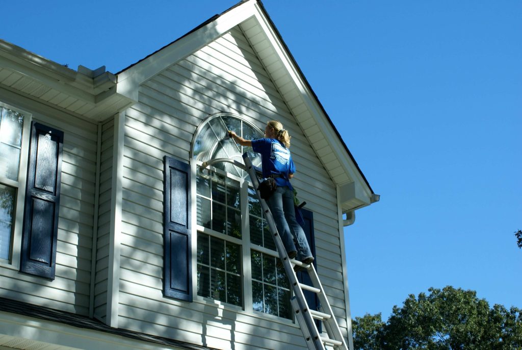 Providing window cleaning in Charleston SC